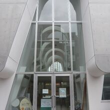 日本基督教団の原宿教会の建物です。ガラス製の扉が見えます。
