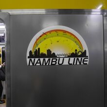 ジャズっぽいロゴが車体にありました。