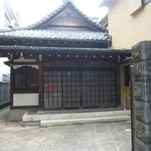 立泉寺の本堂です。普通のお寺のようですが、歴史は複雑です。