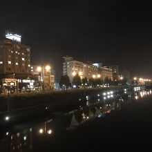 運河沿いにあるので、夜散策には便利でした
