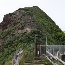 こんな感じで登って、次に景観が開けます