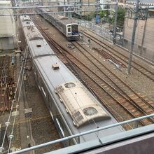 ライオンズブルーの帯が入る車体