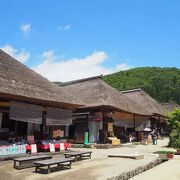 茅葺屋根の建物群