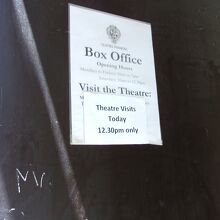 劇場見学は12:30のみと書かれた貼り紙。