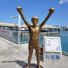 離島ターミナル内にあるモニュメント