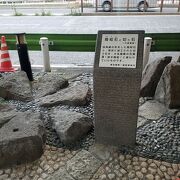 四角錐の形をした石材