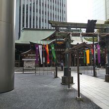 社殿：東京都選定歴史的建造物、銅製鳥居：港区指定有形文化財
