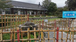 水汲み場では天然水が持ち帰れます