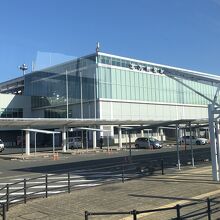 窓ガラスごしの北九州空港