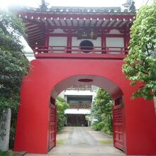 海蔵寺の山門の色彩と形状は、独特です。初めてみた色合いと形状