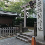 路地裏にひそやかにたたずむ小さな神社です。