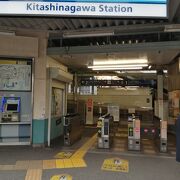 京急・JRの品川駅よりも南にあるのに、北品川駅と名乗っています。