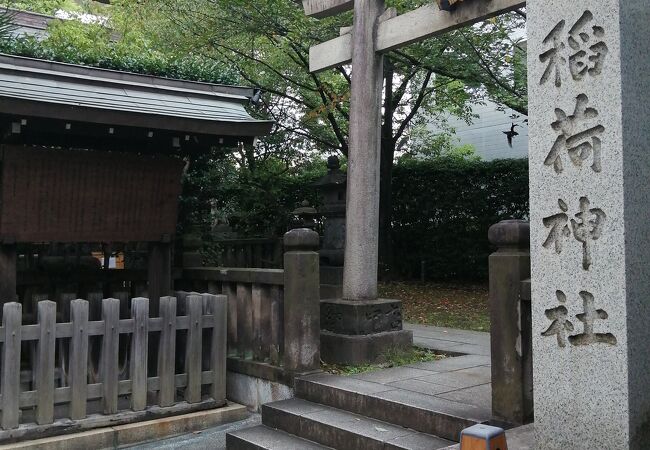 路地裏にひそやかにたたずむ小さな神社です。