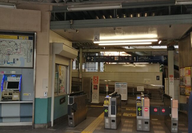 京急・JRの品川駅よりも南にあるのに、北品川駅と名乗っています。