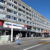 ホテル前のこの大通りの向かいがローザンヌ駅です