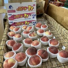 美味しそうな桃の販売