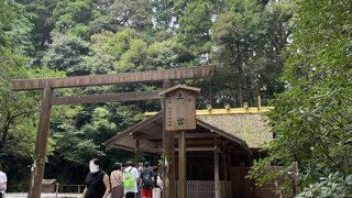 東を向いている