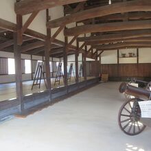 有備館建物内部。奥には剣道場があります。