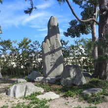校舎北側にある吉田松陰講学の跡石碑