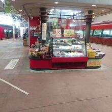 ホーム売店も風情ある造り