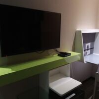 テレビと隣にデスクがあってちょっとした書き物は可能