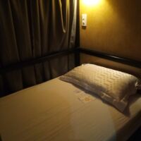 普通の二段ベット。ダニが出るので注意