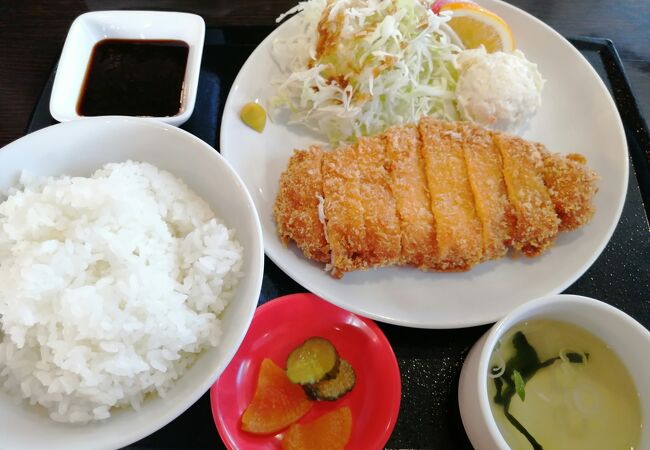 空港のレストランと割り切れば