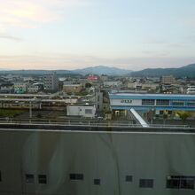 部屋から見る早朝の柏崎駅