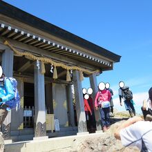 弥山(石鎚神社頂上社)でも登山者が多いです。