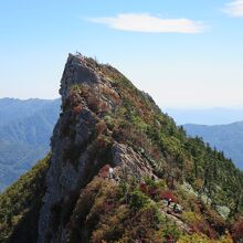 弥山(石鎚神社頂上社)から天狗岳を望む。