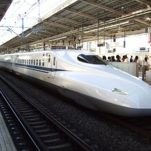 新横浜駅に入ってきたのぞみ