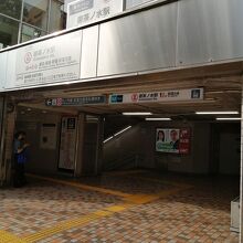 こちらの駅舎は古い感じです。