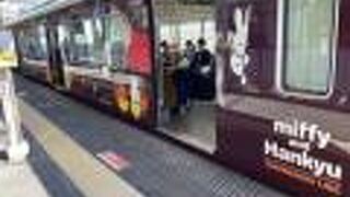 可愛いラッピング電車がいました