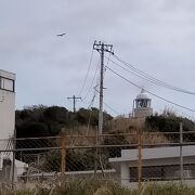 いかにも灯台らしい味のある建築物