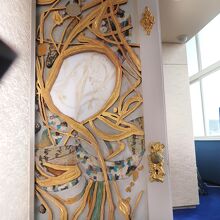 鮮やかな扉装飾