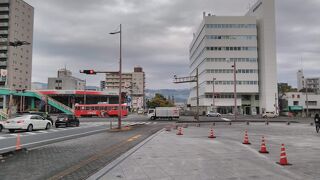 施設前の広場には、路面電車・市バスも頻繁