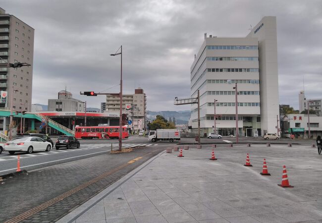 施設前の広場には、路面電車・市バスも頻繁