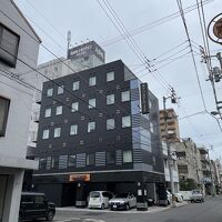 細い路地の角地です