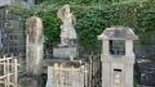 鶴ヶ城を見ている像