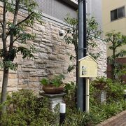 マンションの植え込みに高札が立てられているだけ