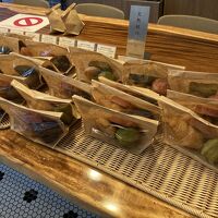 朝食コーナーのパン。