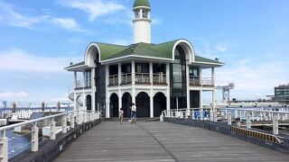 モスグリーンの屋根の建物