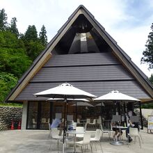 カフェなどがあるエントランス施設。マンホールカードもこちら