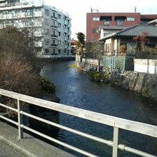 三島田町駅の近くにて。地味ですが流れる水は綺麗です