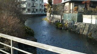 地味ですが流れる水は綺麗で一級河川らしいです
