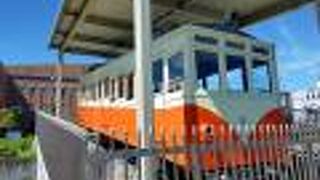 駅からまっすぐ伸びる道路も面白い