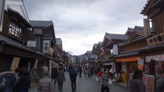 昔ながらの店も新しい店もにぎやかな門前町。