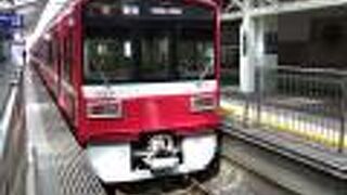 ４両編成の電車がゆっくり走ります