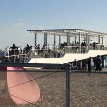海に突き出たデッキ