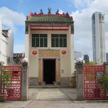 中華系の人々が出身地ごとに造った会館もある町並み。